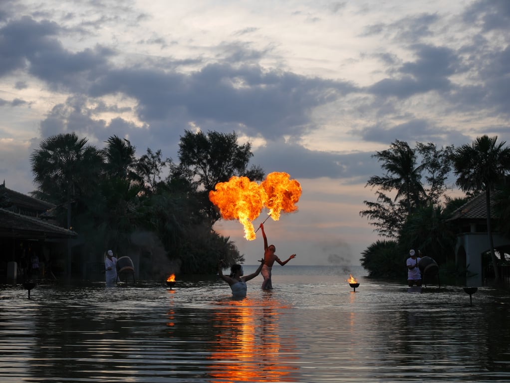 Angkorn Fire Show in Phuket poi Thailand Holiday