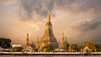 Holiday in Wat Arun in Bangkok - Temple of Dawn poi in Thailand